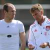 Arjen Robben spricht beim Training mit Bayern-Trainer Andries Jonker (r). dpa