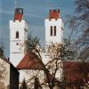 Die beiden Kirchtürme der Wertinger Stadtpfarrkirche St. Martin in einer Aufnahme aus dem Jahr 1990.