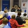 Beim FCA-Stammtisch in Krumbach stellte sich Andreas Luthe vor rund 50 Fans den Fragen von Sportredakteur Alexander Sing (links). Rechts Vereinsvorsitzender Jonas Schlosser.  	