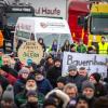 Schon früh machten sich Landwirte aus dem Landkreis auf den Weg nach Nördlingen zum Protest. Der Verkehr staute sich auf der B25 und in der Innenstadt. Über 1000 Traktoren waren auf der Kaiserwiese.