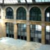 Die einstige imposante, überglaste Schalterhalle ist nach dem Auszug der Postbank völlig leergeräumt. Die lichte Halle ist als Konzertsaal des Leopold-Mozart-Zentrums bereits gut vorstellbar. 
