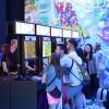 Besucher der Spielemesse Gamescom probieren neue Computerspiele direkt vor Ort aus.