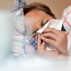 Wer an einer echten Grippe erkrankt, sollte im Bett bleiben und nicht unter Leute gehen. Mediziner empfehlen besonders älteren Menschen, sich impfen zu lassen. 