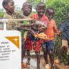 Kinder in Magunga in Kenia freuen sich über das Wasser, das aus dem neuen Brunnen sprudelt. 