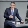 Der parlamentarische Geschäftsführer der FDP Stephan Thomae fordert, dass Deutschland für ausländische Arbeitnehmer attraktiver werden muss.