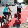 Mit neuen roten Fahrradstreifen macht die Stadt Neuburg an der Kreuzung der Monheimer mit der Ingolstädter Straße die Kraftfahrer auf querende Radler aufmerksam. Eine generelle Lösung bleibt dem Arbeitskreis Verkehr und natürlich dem Stadtrat vorbehalten. 