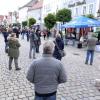 Etwa 100 Menschen haben Sonntag auf dem Günzburger Marktplatz demonstriert.