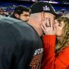 Nach dem Sieg der Kansas City Chiefs gegen die Baltimore Ravens gibt es für Travis Kelce einen dicken Kuss von Taylor Swift.