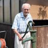 Hans Kreutner aus Ludwigsfeld feiert heute – am 8.8.18 – seinen 88. Geburtstag. Der rüstige Rentner hat viel erlebt und viel zu erzählen. Für unser Bild hat der sich in seinem geliebten Garten an die Wasserpumpe gestellt. 
