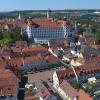 Der Gebäudekomplex der VR Bank Neuburg-Rain, das Gebäude mit den vielen Dachgauben im Vordergrund, schließt den Schrannenplatz nach Osten hin ab. Nach dem Platzen der Hotelpläne droht dort vorerst Leerstand. 