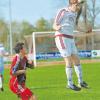 Für Alex Lammer (rechts) und den SV Mering heißt es morgen, sich zu strecken: Spitzenreiter TSV Ottobeuren gastiert an der Paar. 