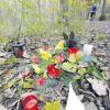 Blumen und Kerzen im Wald: An diesem Kiesweg mitten im Siebentischwald ereignete sich die tödliche Schießerei. Bekannte haben dort Blumen und Kerzen niedergelegt. 