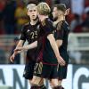 Werden sie den Pokal in den Himmel recken? Die deutschen Nationalspieler Nico Schlotterbeck und Julian Brandt beglückwünschen Niclas Füllkrug zu seinem Treffer beim 1:0 im Oman.