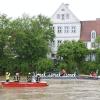 Einsatzkräfte des Technischen Hilfswerks und der Freiwilligen Feuerwehr Neuburg haben am Dienstagnachmittag das schwimmende Kunstwerk „undundund“ aufgrund starker Strömung vorsichtshalber aus der Donau gehievt. 