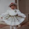Fasching 1965 in Günzburg. Die kleine Silvia Hümer freut sich über ihr schönes Kostüm.
