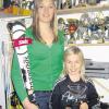 Vor den stummen Zeugen ihrer bisher schon großartigen Laufbahn: Meike Pfister und ihre kleine Schwester Britta, die zuletzt ein Bambini-Rennen des SC Krumbach gewann.  