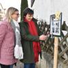 Freuen sich über den interaktiven Adventsweg: Susanne Schimmel (links) und Margit Habermayr.  	