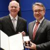 Georg Nüßlein (rechts) wurde mit dem Bundesverdienstkreuz am Bande der Bundesrepublik Deutschland ausgezeichnet. Bundestagspräsident Norbert Lammert verlieh ihm Orden und Urkunde.