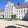 Das Kloster Wettenhausen wird saniert. 2023 wird der Westflügel saniert. Unter anderem soll eine Gaststätte eingerichtet werden.