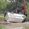 Ein Kran musste den Transporter aus dem Weiher bergen. 