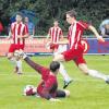 Allein auf weiter Flur stand Meitingens Torhüter Stefan Neuner nicht nur beim 0:2 des TSV Neusäß, das hier Daniel Framberger erzielt. Im Hintergrund Numan Bilgin, Schütze des 1:0, und Fatih Cosar. 