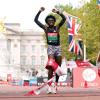 Joyciline Jepkosgei aus Kenia jubelt, als sie die Ziellinie als Erste überquert und den London-Marathon 2021 gewinnt. Welcher Termin gilt 2022? Wo wird der Marathon im TV und Stream übertragen? Das lesen Sie hier.
