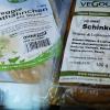 Vegan oder vegetarisch? Wer sich mit Fleischersatz-Produkten ernähren will, findet sie inzwischen in vielen Supermärkten. 
