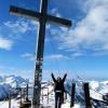 Hurra, geschafft! Marianne Paul aus Wasserberg genießt nach dem Aufstieg die herrliche Aussicht vom Walmendinger Horn im Kleinwalsertal. 