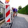 Im Rosenweg sind Löcher durch den Glasfaserausbau provisorisch mit Platten abgedeckt, die für Radfahrer wie Helmut Bürger ein Hindernis darstellen.