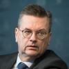 DFB-Präsident Reinhard Grindel nimmt Kritik an Löw zurück