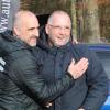 Piep, piep, piep – wir haben uns wieder lieb. Meitingens Trainer Paolo Mavros staunt, wie gut sich die Abteilungsleiter Torsten Vrazic (TSV Meitingen) und Klaus Assum (TSV Gersthofen) schon vor Spielbeginn verstehen. 