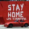 «Bleib zu Hause, das Leben ist schön» steht auf einer Wand in Los Angeles geschrieben.