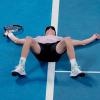 Jannik Sinner lässt sich nach seinem Triumph bei den Australian Open auf den Platz fallen.