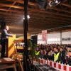 Rund tausend Besucher kamen zu der Kundgebung mit dem bayerischen Wirtschaftsminister Hubert Aiwanger  in Mering.