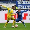 Leon Jensen (r) aus Karlsruhe und Anton Donkor aus Braunschweig kämpfen um den Ball.