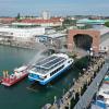 Der große Moment: Das erste vollelektrisch betriebene Schiff der Bodensee-Schiffsbetriebe (BSB) wird von der Werft ins Hafenbecken von Friedrichshafen gelassen. Schaulustige bestaunten den Stapellauf des Katamarans. 