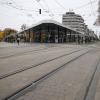 Bei dem Nahverkehr-Streik in Augsburg fallen fast alle Busse und Trams aus, der Königsplatz ist weitgehend leer.