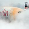 Kampf gegen den Frost: Ein Flugzeug wird auf dem Flughafen von München enteist. 