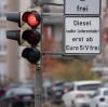 In Stuttgart ist das gesamte Stadtgebiet seit etwa einem Jahr für ältere Dieselfahrzeuge gesperrt. Das hat schon zu einer messbaren Verbesserung der Luftqualität geführt. 