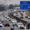 Autos kriechen regelmäßig rund ums Memminger Autobahnkreuz. Verschiedene Baumaßnahmen sollen die Staugefahr entschärfen.