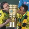 Nach dem Finaltriumph gegen die Bayern küssen die BVB-Profis Neven Subotic (l) und Antonio da Silva den DFB-Pokal. Foto: Kay Nietfeld dpa