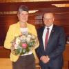 Der Todtenweiser Bürgermeister Konrad Carl bedankte sich bei Petra Wackerl für ihren Einsatz, den sie für die ältere Generation erbringt. 	