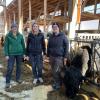 Das Arbeiten am Hof in der Friedberger Au mit den Tieren lieben die drei angehenden Landwirtinnen sehr: (von links) Theresa Klaus, Lena Häckl und Annalena Liegsalz.