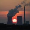 Die Sonne geht hinter dem Kohlekraftwerk Mehrum im Landkreis Peine auf. Deutschland soll bis spätestens 2038 aus der klimaschädlichen Stromgewinnung aus Braun- und Steinkohle aussteigen.