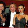 2006 durfte Carmen Electra (rechts) auf den Opernball kommen. Bekannt ist Electra aus der Serie "Baywatch". Links Lugners damalige Gattin Christina Lugner. 