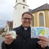Pfarrer Jürgen Eichler mit Kerze und Logo der „Missionarischen Woche“, dievom Freitag, 3. März bis Sonntag, 12. März stattfindet.   