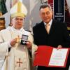 Hohe Ehre für Rudi Hirschbeck (rechts): Aus der Hand von Bischof Bertram Meier erhielt er das silberne Ulrichskreuz.