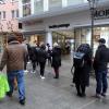 Letzter Einkaufssamstag vor dem Lockdown in Augsburg: Zum Teil bildeten sich Schlangen vor den Geschäften.