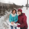 An die Aufdeckung des Siebenbrunnenbachs an der Steinernen Furt im Lechhauser Norden, an mehr begleitende Grünflächen sowie Bäume mit großen Kronen denken Birgit Kopp (links) und Astrid Hamm, die das Projekt „Stadtgrün wertschätzen“ im Augsburger Grünamt betreuen. 