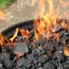 Ein 53-Jähriger entsorgt die Asche seines Grills auf seinem Komposthaufen und entzündet dadurch ein Feuer. 